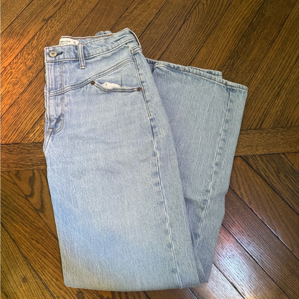 Abercrombie 90s relaxed high rise Jean with special detailing